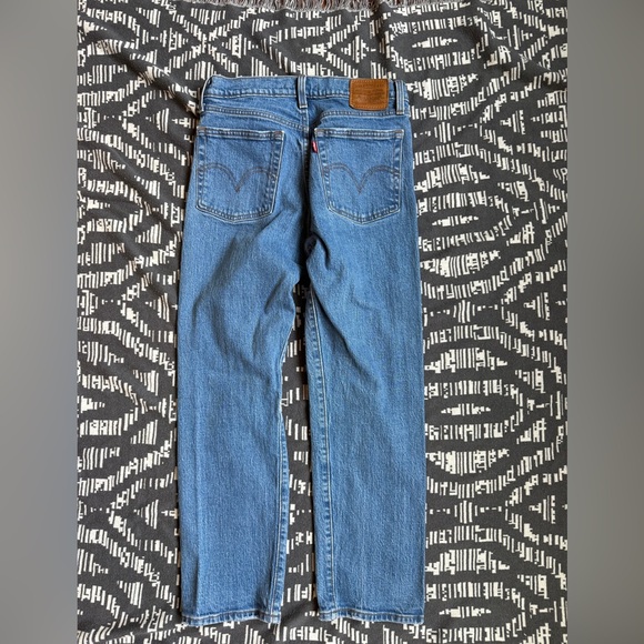 Women’s Levi’s Wedgie Straight Distressed Jeans - Picture 4 of 9